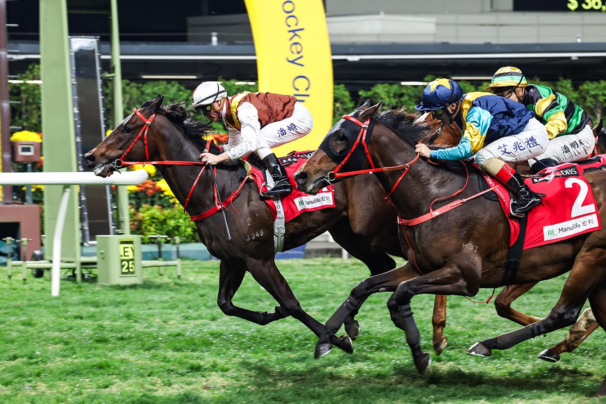 Zac Purton salutes for Hong Kong winner 1814 on View Of The World at Happy Valley. (Photo: HKJC)